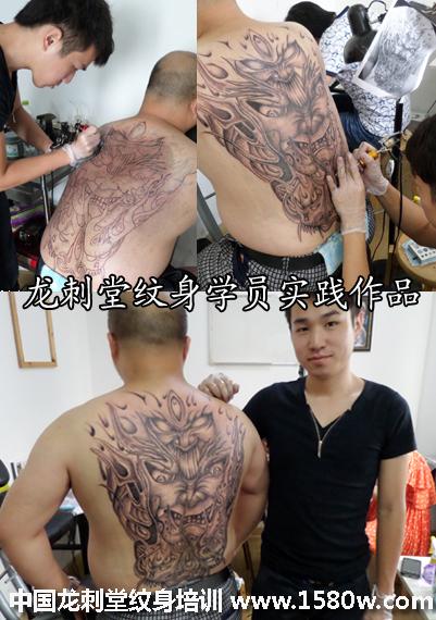 湖南学纹身学员小刘满背纹身作品
