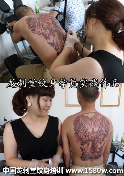 汉川学纹身学员陈梅满背天裂纹身作