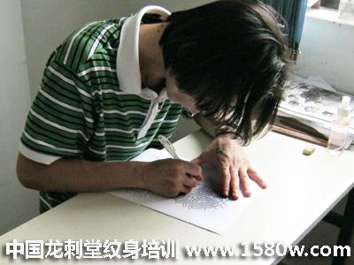 湖南长沙汨罗学纹身学员小罗练习绘