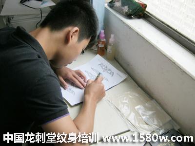 江西南昌学纹身学员小王绘图练习中