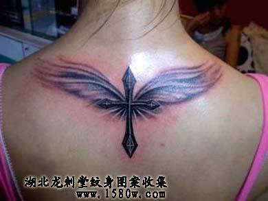 十字架翅膀纹身背部纹身
