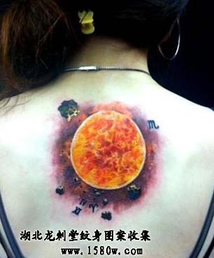 太阳纹身背部纹身