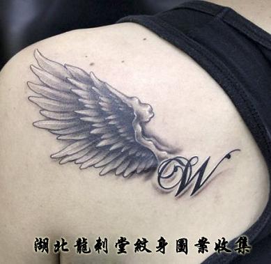 英文翅膀纹身图片