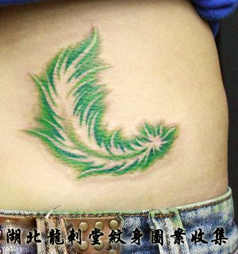 绿色羽毛纹身图案