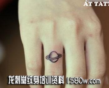 星球纹身图案手指上的纹