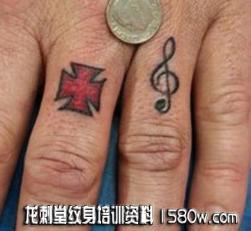 音符纹身图案手指上的十