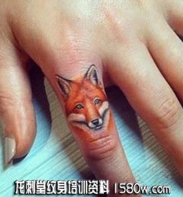 手指上的狐狸纹身图案