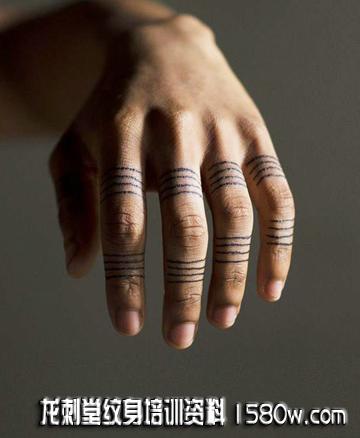 手指条纹纹身图案