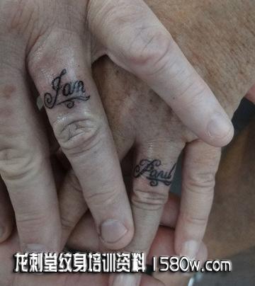 情侣手指纹身图案