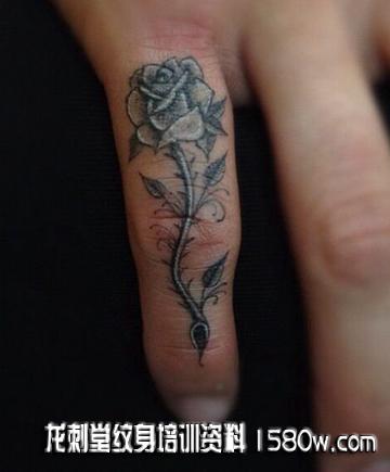 手指上的玫瑰纹身图案