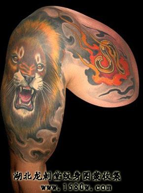 狮子半胛纹身图案