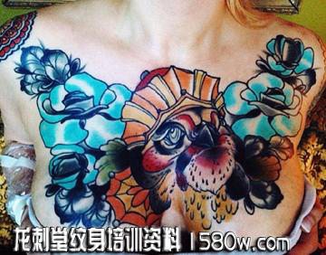 女人胸部纹身欧版猫头鹰