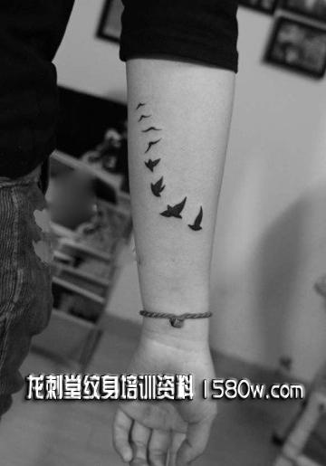 小臂燕子纹身图案