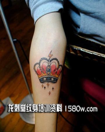 手臂皇冠纹身图案