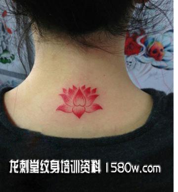 颈部红色莲花纹身图案